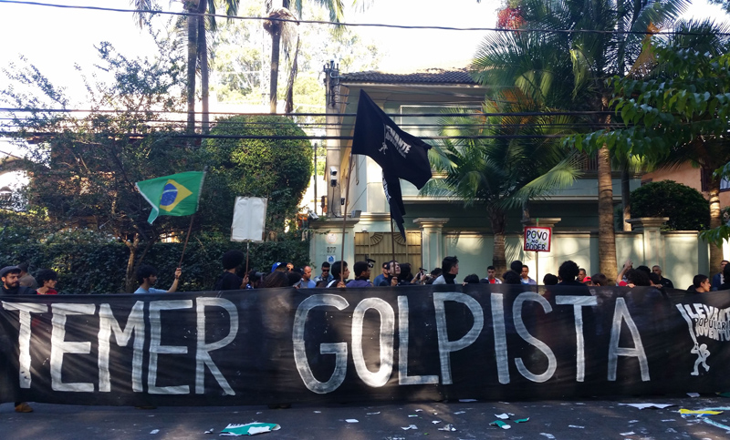 Policía reprime a manifestantes que marcharon a la casa de Temer