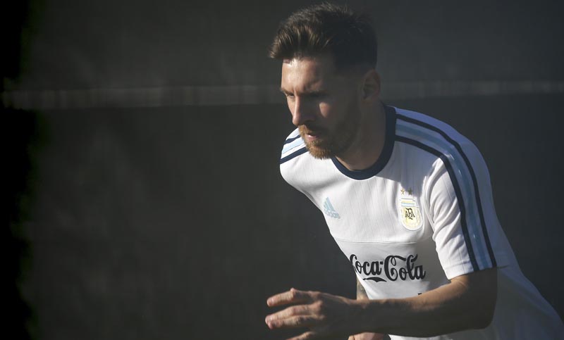 Messi entrenó con la selección argentina y sería suplente en el debut
