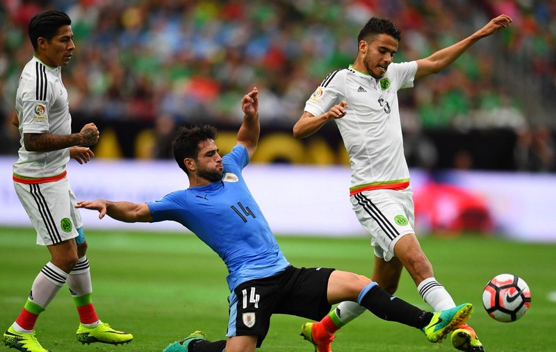 México le amargó el debut a Uruguay, con un triunfo contundente