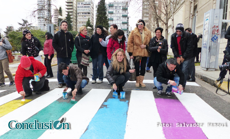 Pintaron senda peatonal para recordar el día de la Diversidad Sexual