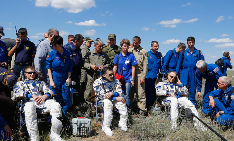Tres astronautas aterrizan en kazajistán después de seis meses  en el espacio