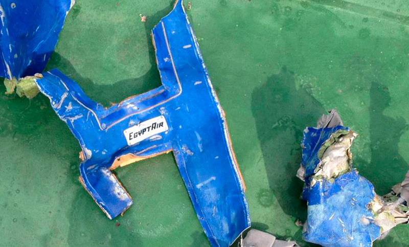 Encuentran varios fragmentos del avión de Egyptair en el Mediterráneo
