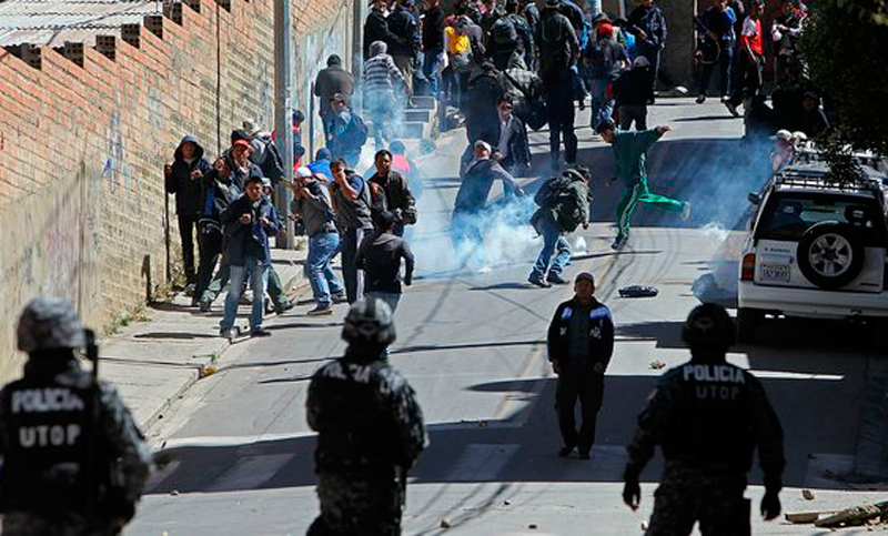 Choque de obreros y policías deja seis heridos en Bolivia