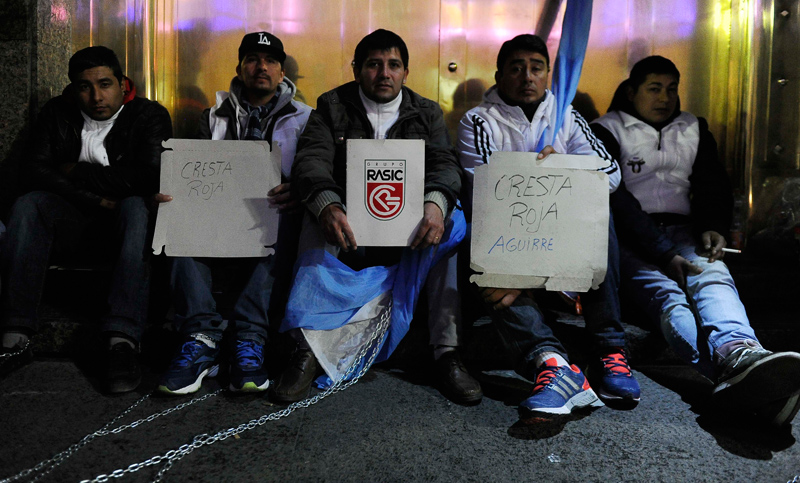 Trabajadores despedidos de Cresta Roja continúan con su protesta