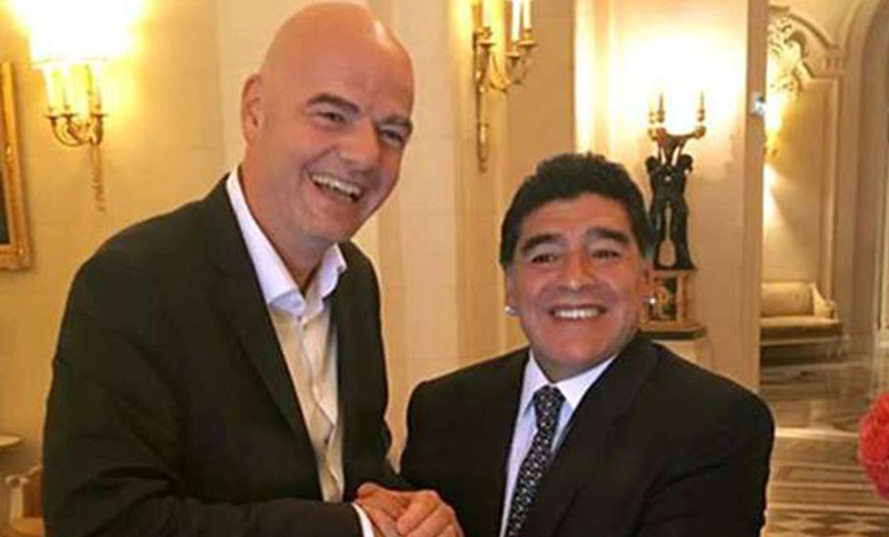 El presidente de la Fifa le pidió a Maradona que sea veedor de la AFA