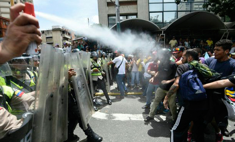 Policía dispersa con gases marcha opositora en Venezuela