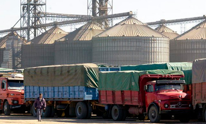 Transportistas de cereales anunciaron paro por tiempo indeterminado