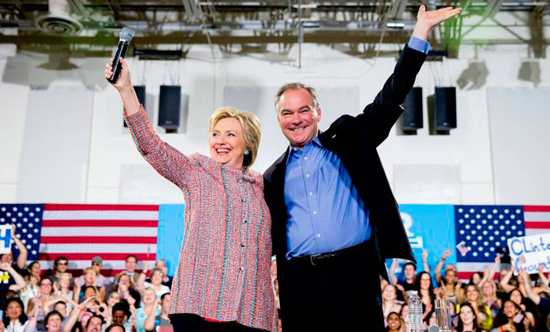 Los demócratas Clinton y Kaine juntos en su primer acto de campaña