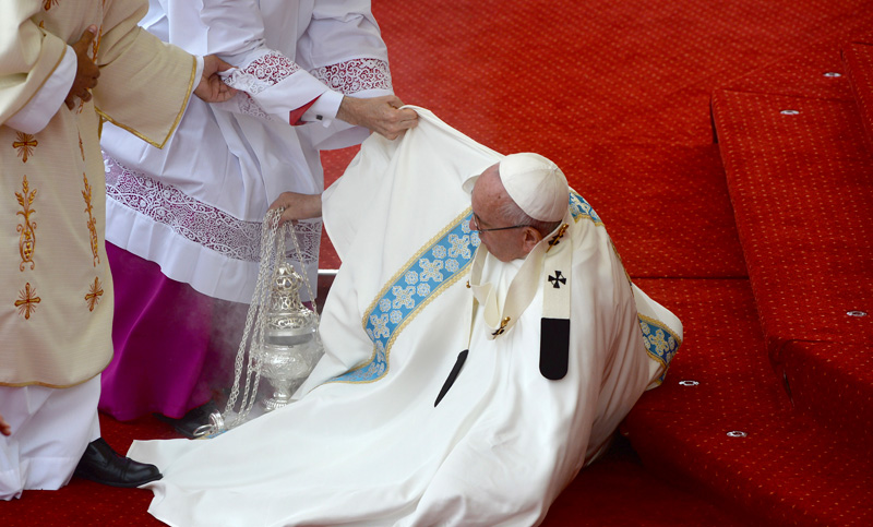 El Papa sufrió una caída durante una misa en un santuario de Polonia