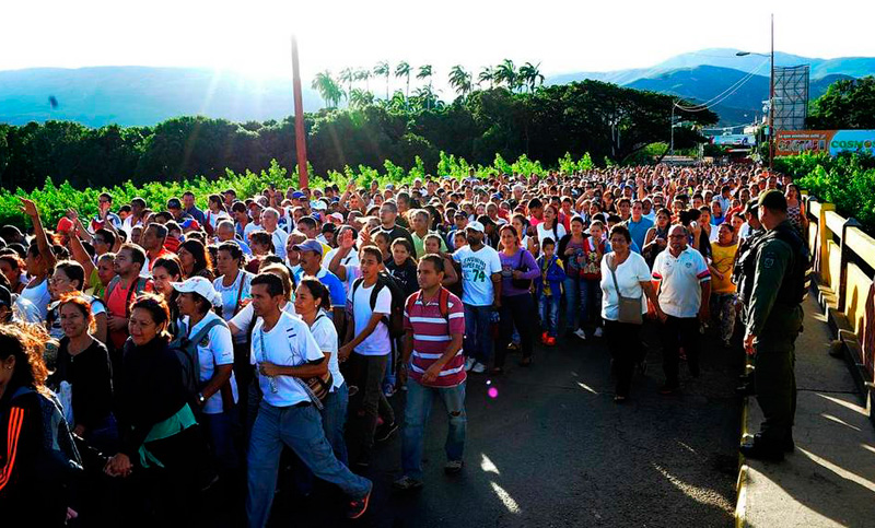Miles de venezolanos cruzan frontera con Colombia en busca de alimentos
