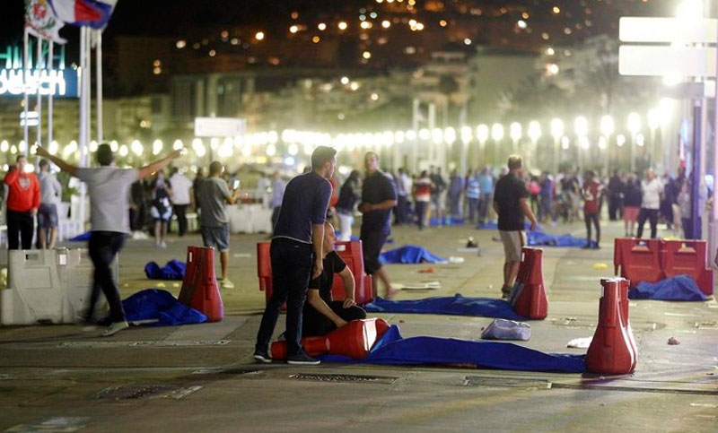 Atentado en Francia: un camión atropelló a una multitud y provocó 84 muertes