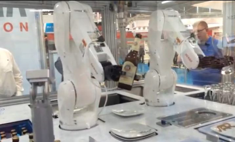 El robot que revolucionará el Oktoberfest: sirve cerveza, salchichas y un pretzel en minutos