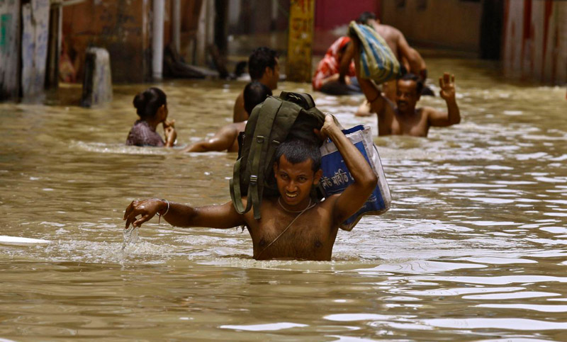 Al menos 90 muertos por inundaciones en Nepal y en India