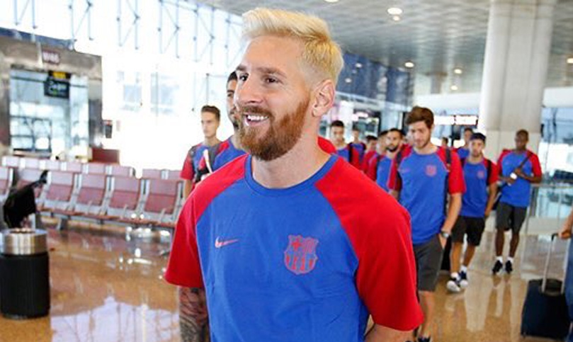 Messi, con nuevo look, retornó a los entrenamientos con el Barcelona