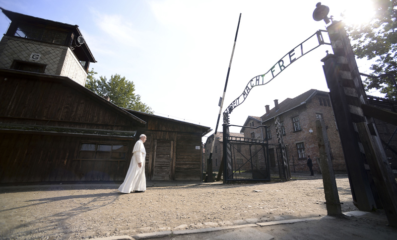 Francisco recorrió Auschwitz y pidió «perdón por tanta crueldad»