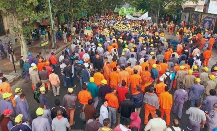 Organizaciones sociales marchan para exponer dificultades de trabajadores informales