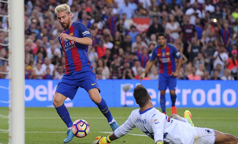 Messi convirtió dos goles en un amistoso, con la atenta mirada de Bauza