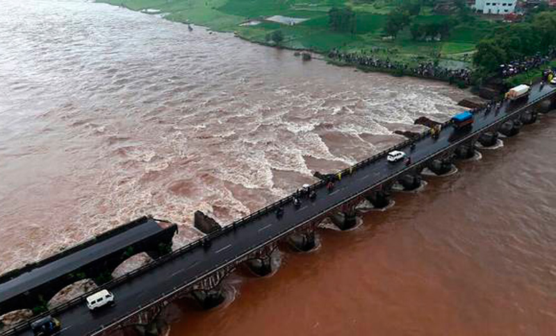 Al menos dos muertos y 20 desaparecidos por derrumbe de un puente en India