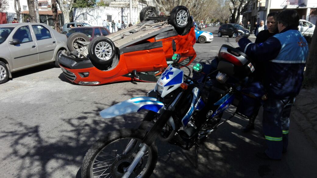 San Juan y Vera Mujica: una mala maniobra terminó con un auto volcado