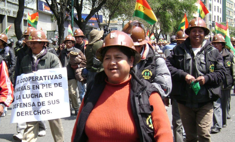 Bolivia: cooperativistas mineros liberan policías retenidos y llaman al diálogo al gobierno