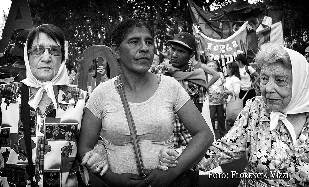 Elsa Godoy flanqueada por las Madres de Plaza de Mayo… el camino que Elsa empezó, no quedará en el olvido… In Memorian