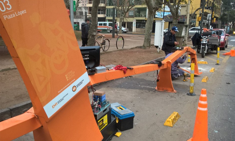 Un auto chocó la estación de bicicletas de la plaza López