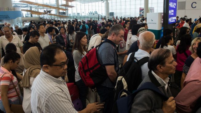 Caos en el aeropuerto de Hong Kong tras el paso de un tifón