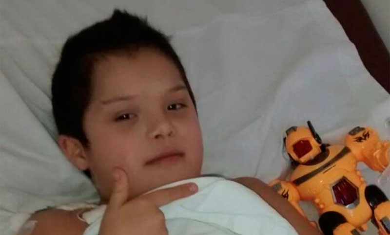 Juntan tapitas para ayudar a un niño con leucemia