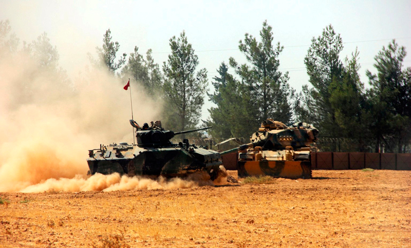 Turquía envía más tanques a Siria tras conquistar ciudad en manos del EI