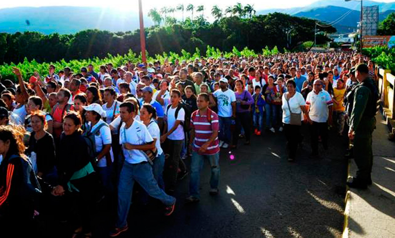 Miles de venezolanos entran a Colombia tras la reapertura de la frontera común