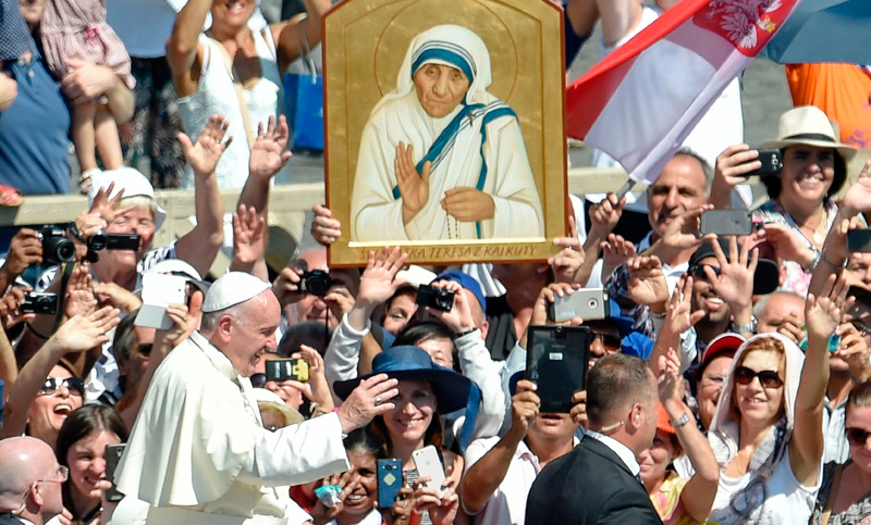 El Papa Francisco proclamó santa a la Madre Teresa