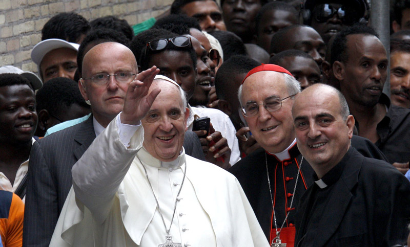 El Papa instó a ayudar a los refugiados: «El Mediterráneo se volvió un cementerio»
