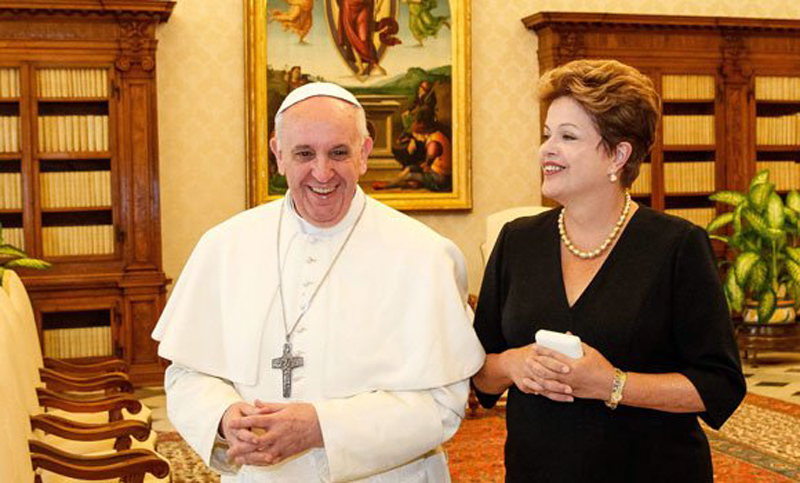 El papa Francisco pidió rezar por el pueblo brasileño