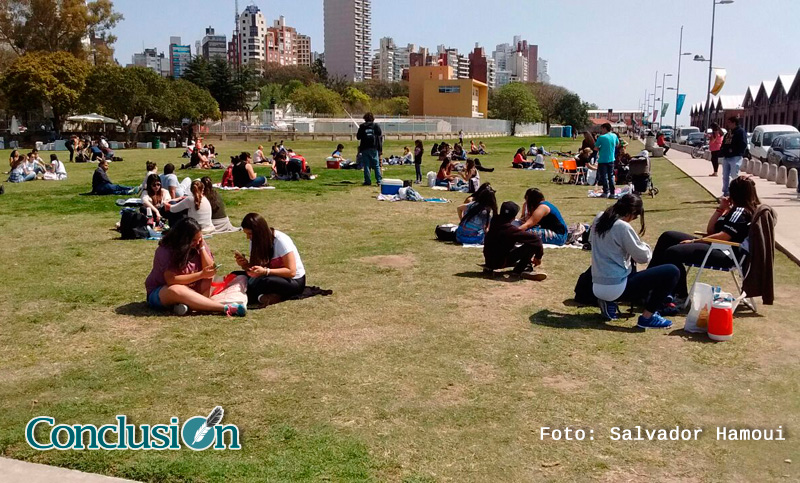 Las familias ganan los parques de Rosario con los picnics nocturnos