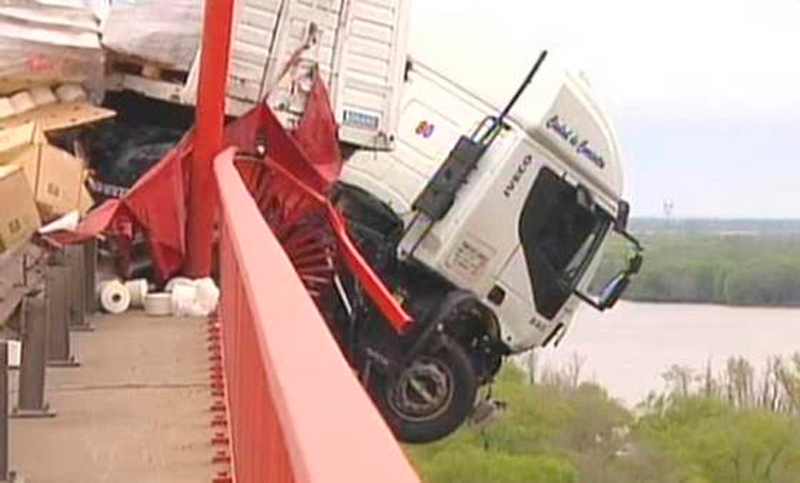 ¡Qué susto! Un camión quedó colgado del puente Zárate-Brazo Largo