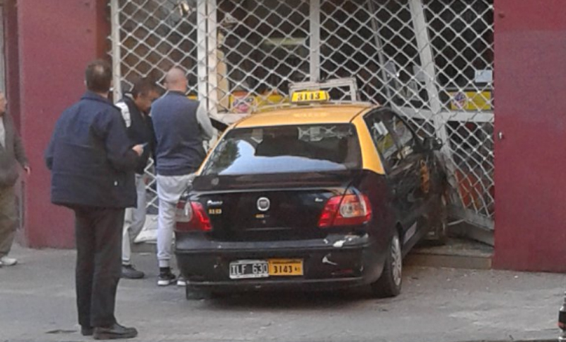 Un taxi se incrustó en un local tras chocar con otro auto