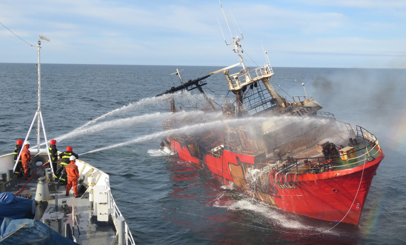 Rescatan a tripulación de un pesquero incendiado a 300 kilómetros de Mar del Plata