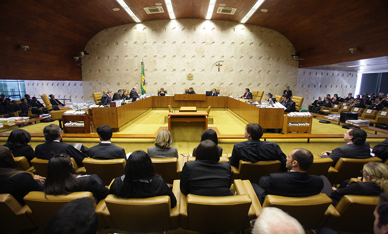 Corte suprema suspende el proceso que desató guerra de poderes en Brasil