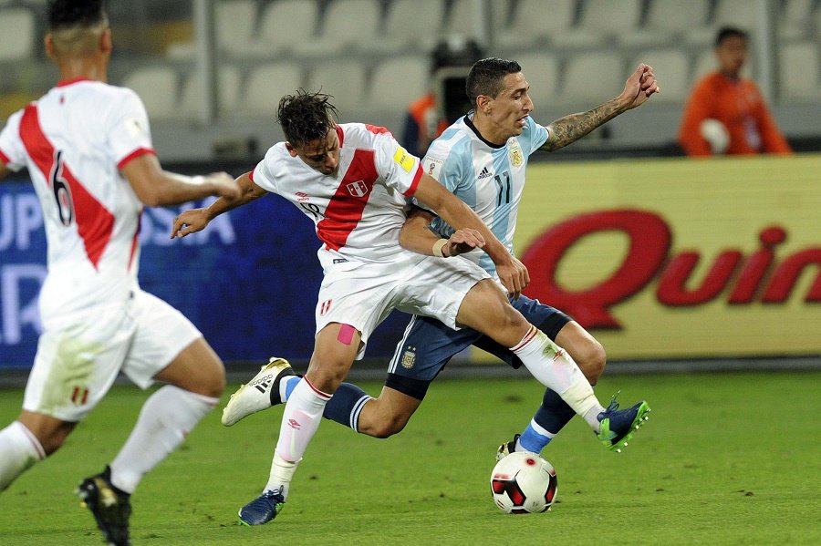 Argentina tuvo una noche para el olvido y rescató un empate valioso ante Perú