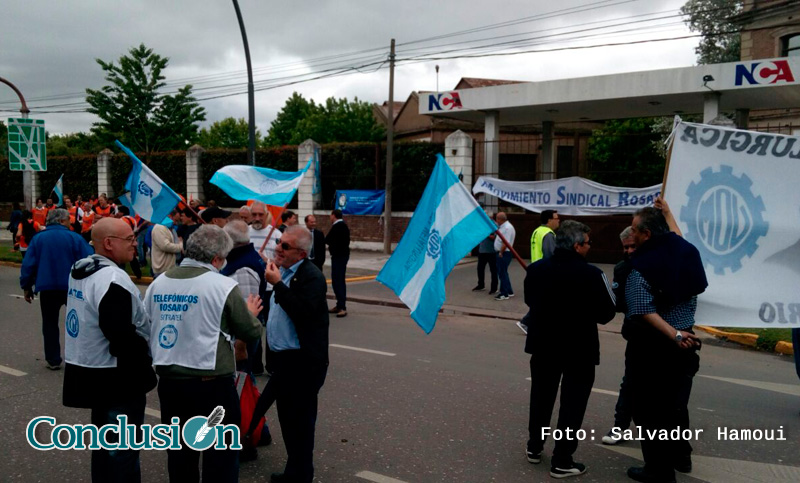 Ferroviarios paran y protestan frente a las puertas de Nuevo Central Argentino
