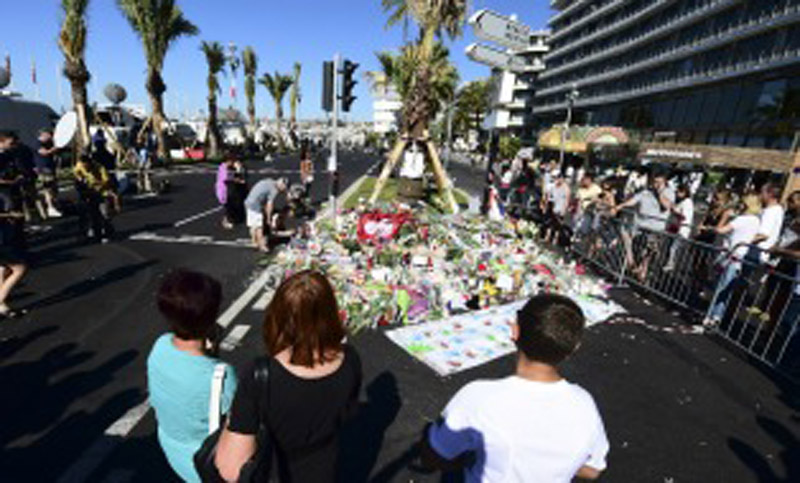 Hollande encabezó el homenaje por el atentado en Niza