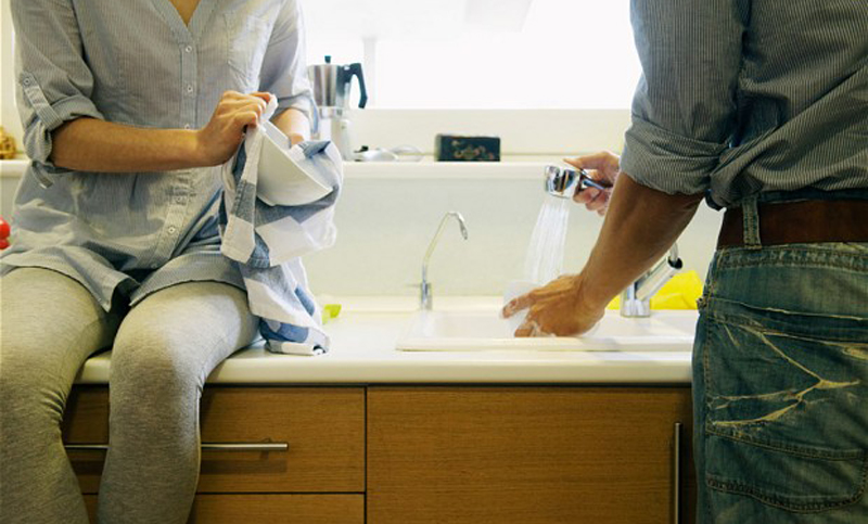 ¿En cuántos hogares comparten tareas domésticas los hombres y mujeres?