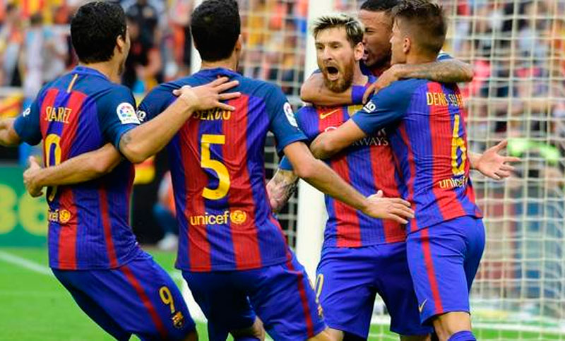 Messi marcó un doblete en la polémica victoria de Barcelona