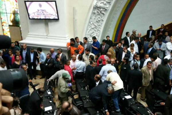 Tumultuosa sesión parlamentaria termina con acusación de golpismo contra Maduro