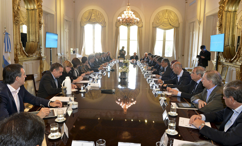 Macri encabezó una reunión con sus ministros para tratar el bono de fin de año