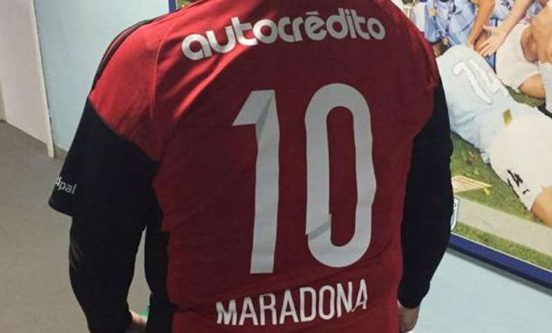 Maradona se puso la camiseta de Newell’s y alentó a la Lepra