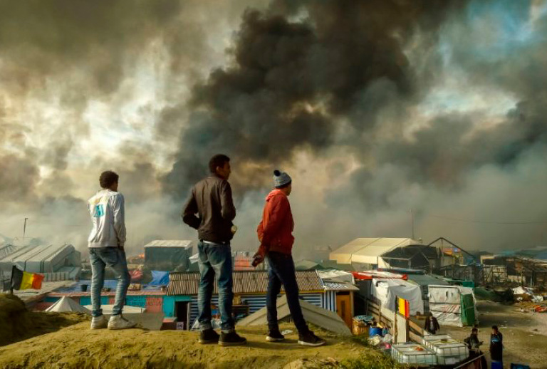 Se desatan incendios en tercer día de evacuaciones en «la jungla» de Calais