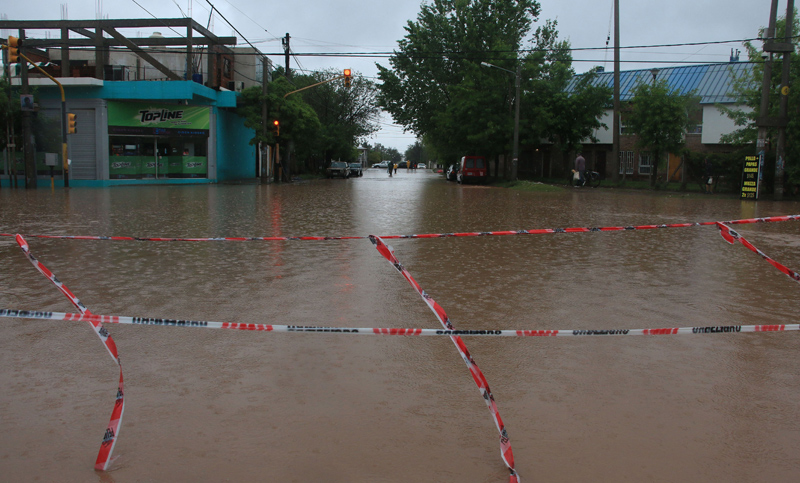 Cientos de evacuados por intensas lluvias en Neuquén