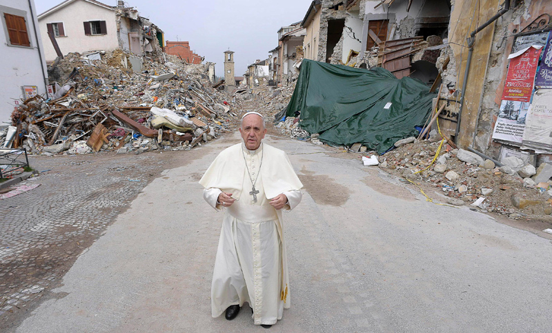 El Papa y una visita sorpresa al pueblo italiano devastado por un terremoto