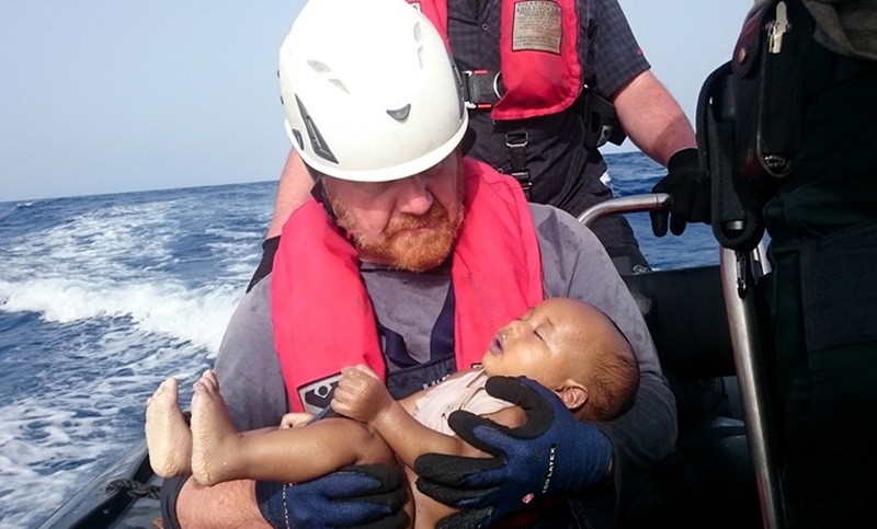 Rescatan en Libia un bote con inmigrantes, pero quince personas continúan desparecidas